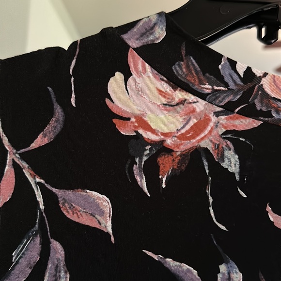 Maurice’s sleeveless dress. Lays really nice on! Beautiful flowers. Size 3X. - Picture 3 of 8
